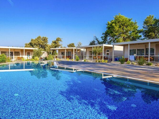 Mobile Home Mediteran Superior By The Pool In Caravan Park Strasko, โนวาลยา ภายนอก รูปภาพ