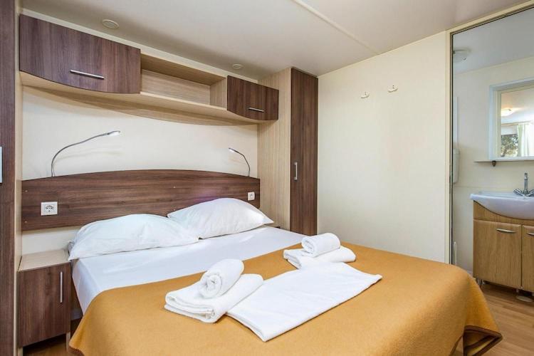 Mobile Home Mediteran Superior By The Pool In Caravan Park Strasko, โนวาลยา ภายนอก รูปภาพ