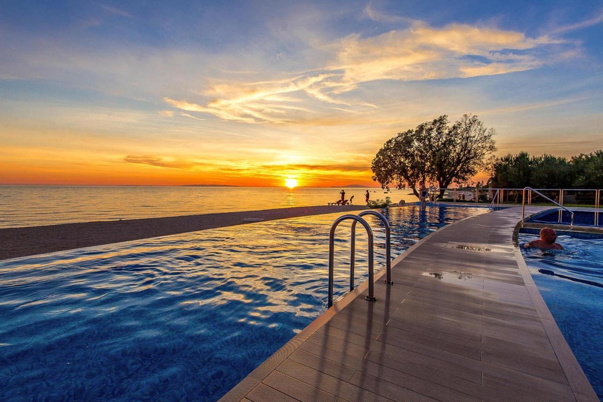 Mobile Home Mediteran Superior By The Pool In Caravan Park Strasko, โนวาลยา ภายนอก รูปภาพ
